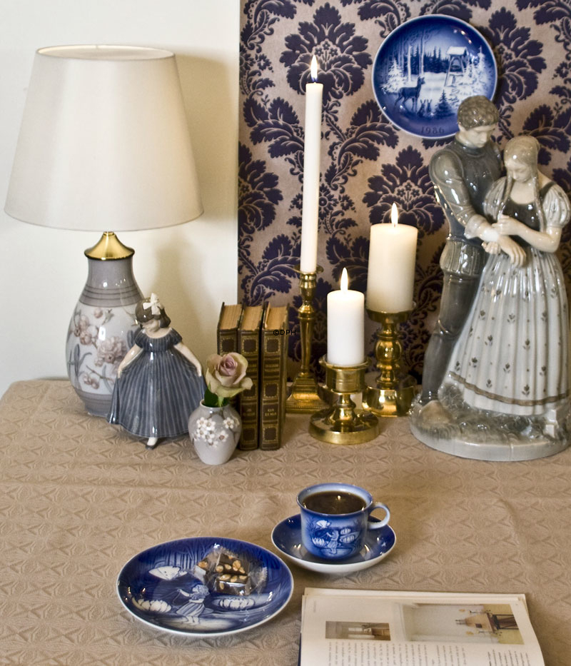 Danserinde, pige med blå kjole, Royal Copenhagen figur nr. 2444 eller 135