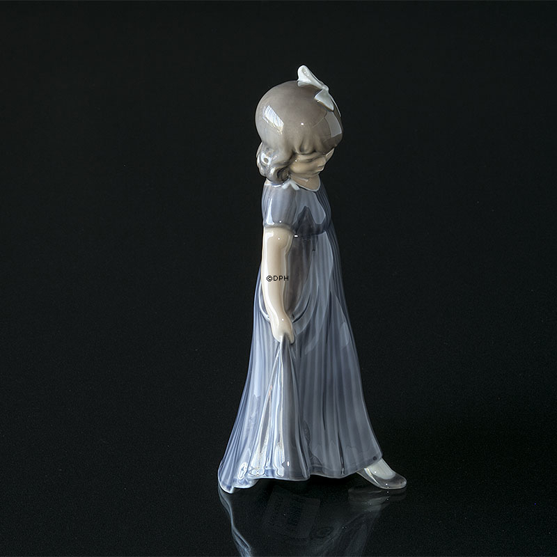 Danserinde, pige med blå kjole, Royal Copenhagen figur nr. 2444 eller 135