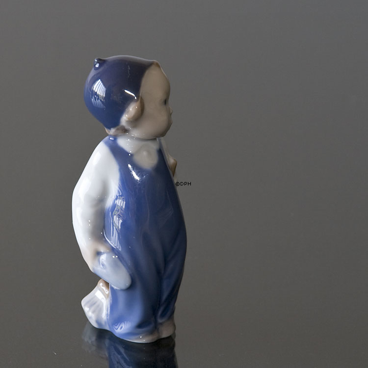 Dreng med kost, Royal Copenhagen figur nr. 3250 eller 141