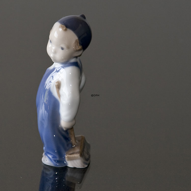 Dreng med kost, Royal Copenhagen figur nr. 3250 eller 141
