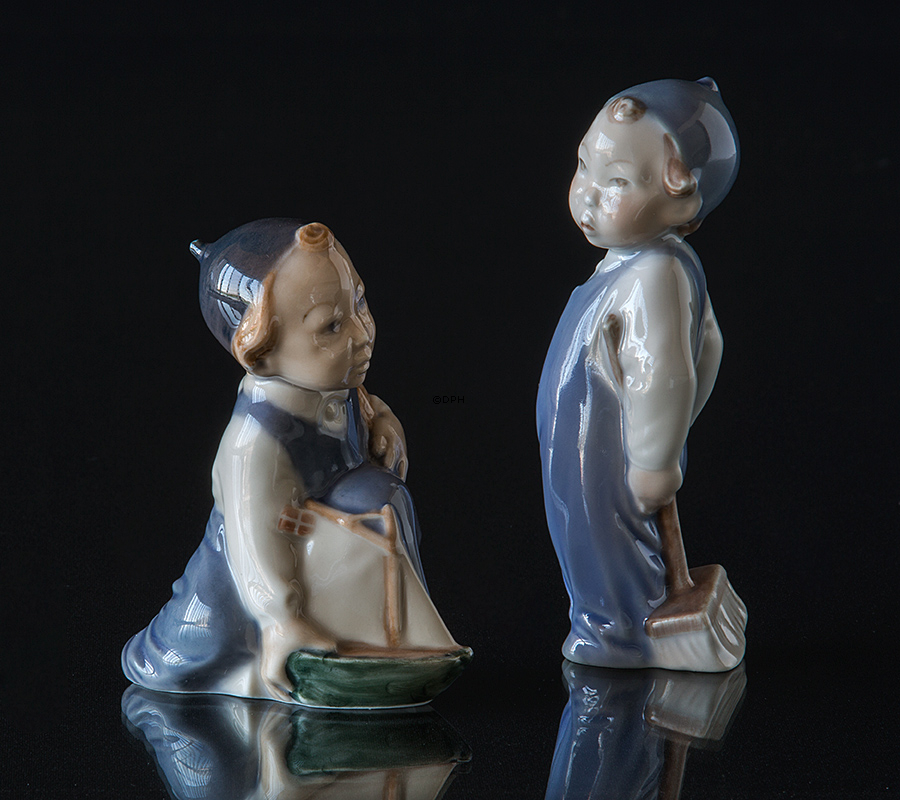 Dreng med kost, Royal Copenhagen figur nr. 3250 eller 141