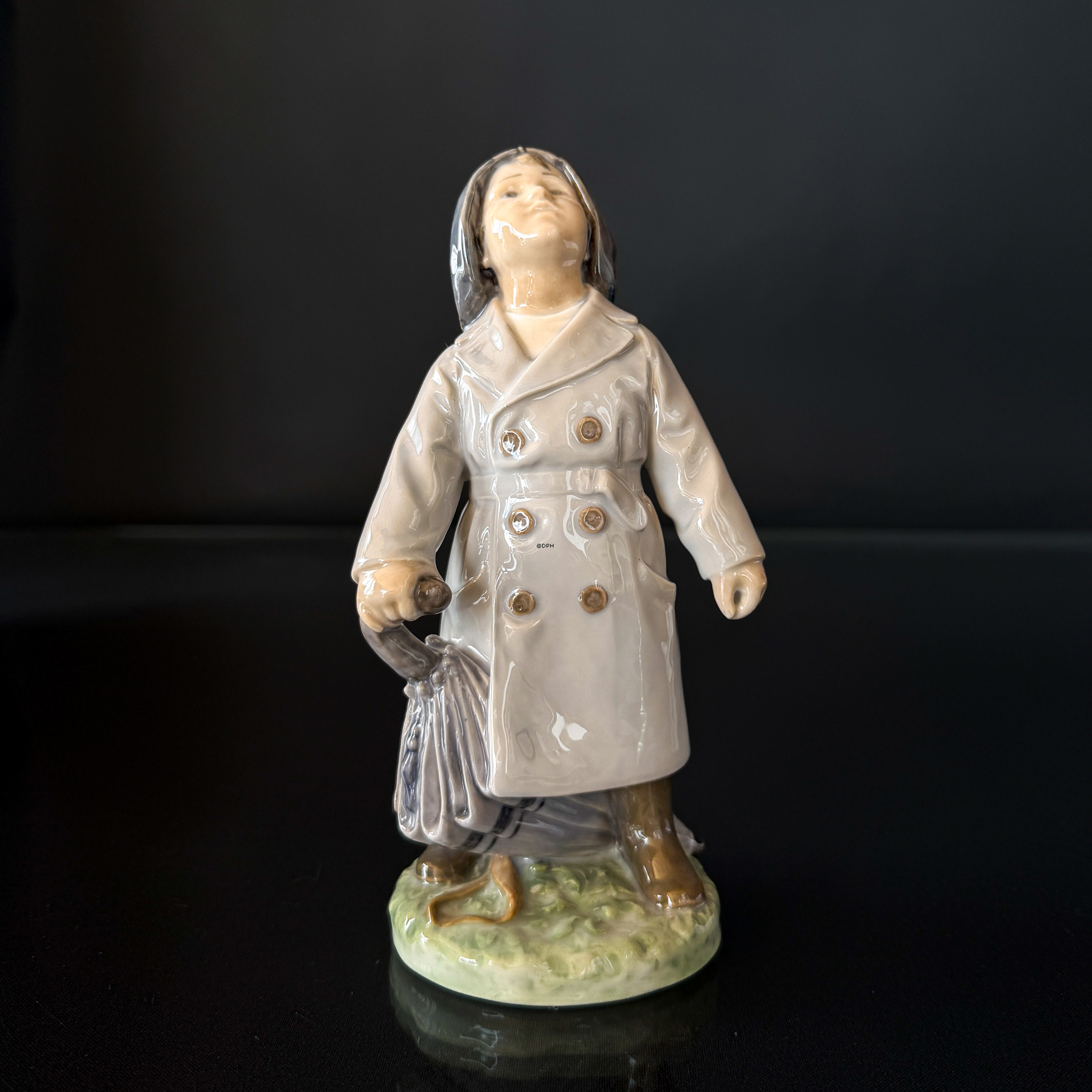 Dreng med GRÅ regnfrakke og paraply, Royal Copenhagen figur nr. 3556