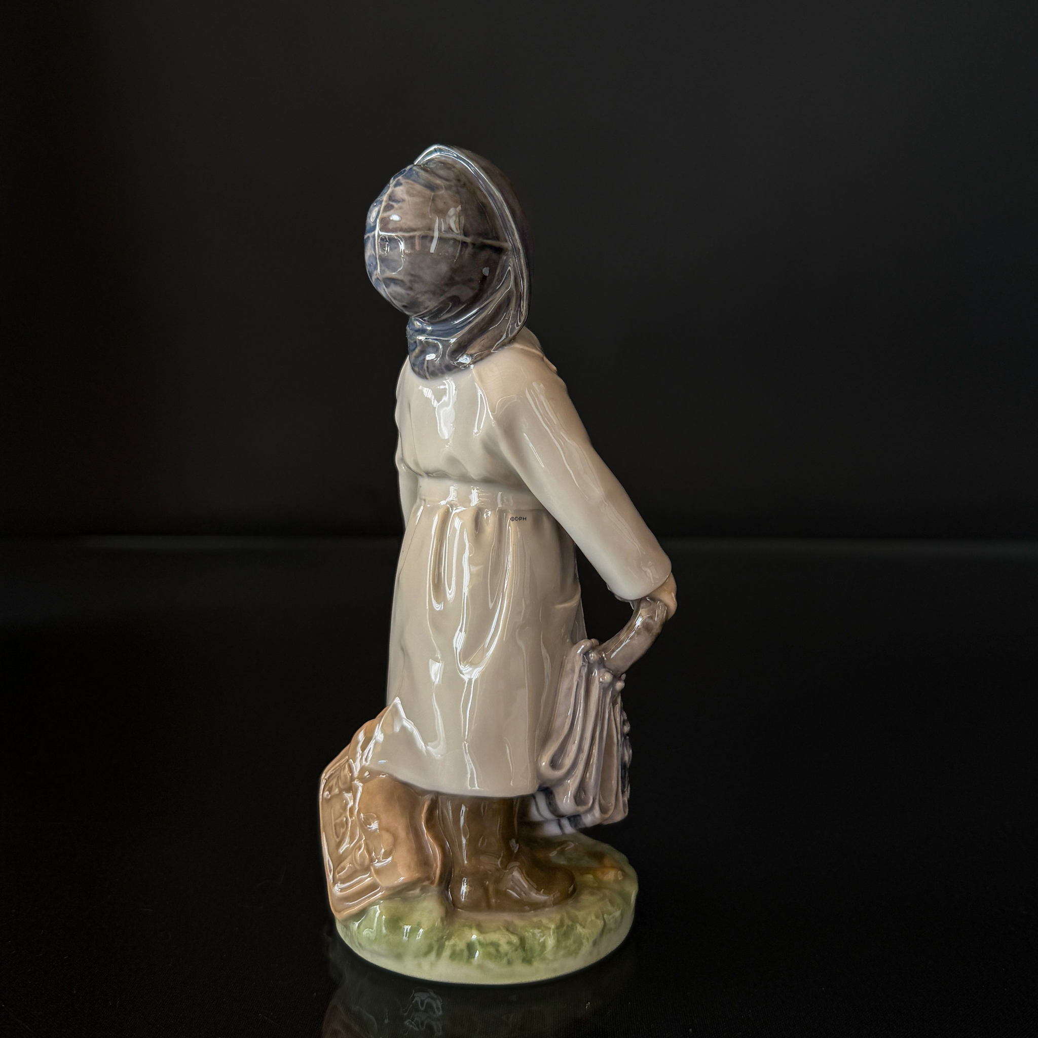 Dreng med GRÅ regnfrakke og paraply, Royal Copenhagen figur nr. 3556