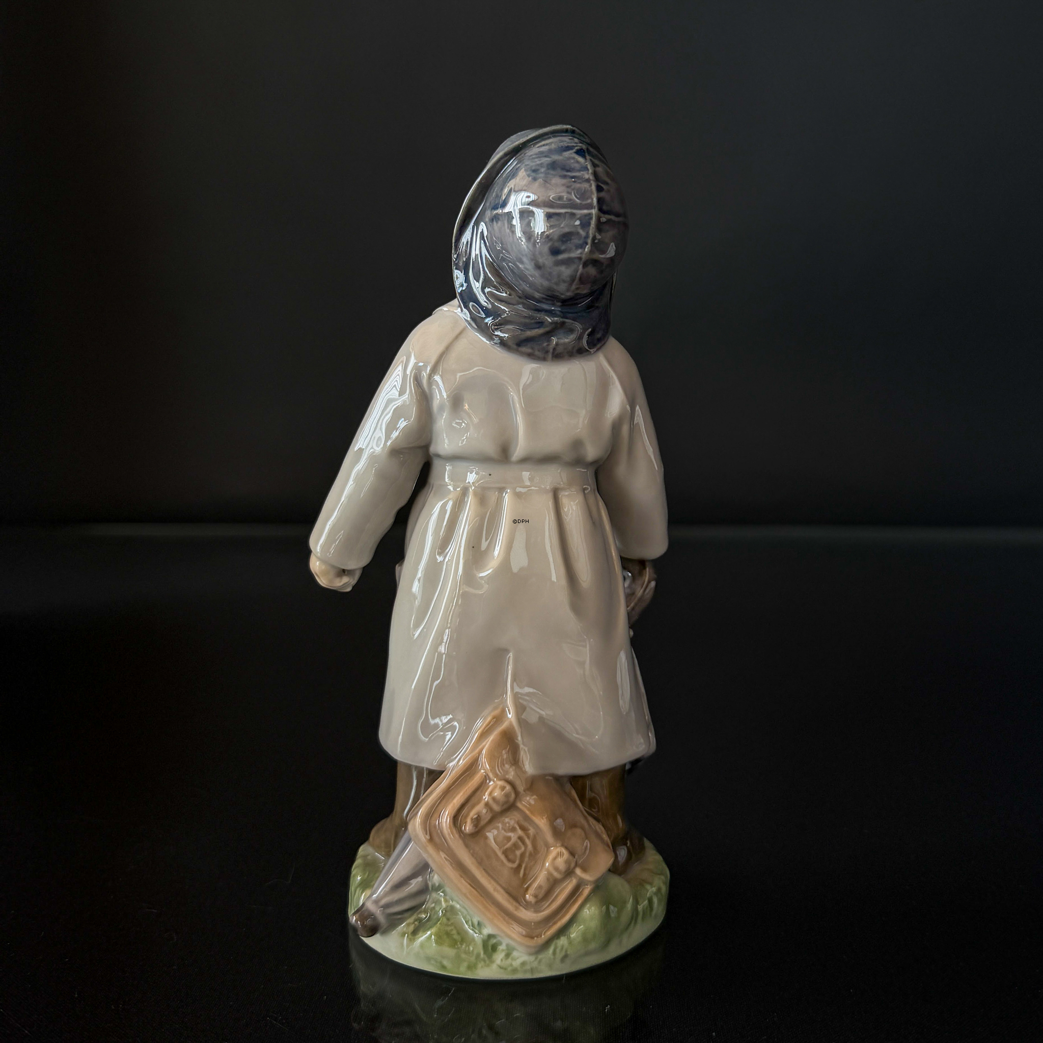Dreng med GRÅ regnfrakke og paraply, Royal Copenhagen figur nr. 3556