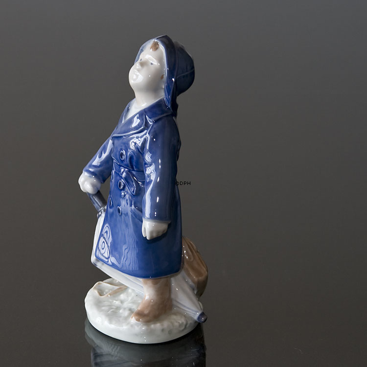 Dreng med regnfrakke og paraply, Royal Copenhagen figur nr. 3556 eller 147