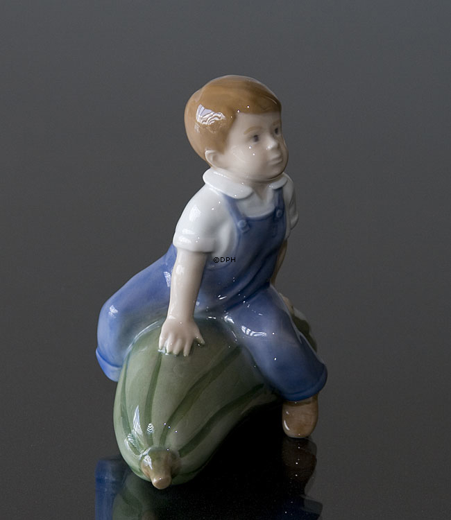 Dreng med græskar, Royal Copenhagen figur nr. 4539 eller 153