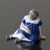 Mädchen mit Puppe sitzt auf ihrer Seite, Bing & Gröndahl Figur Nr. 1526 oder 400