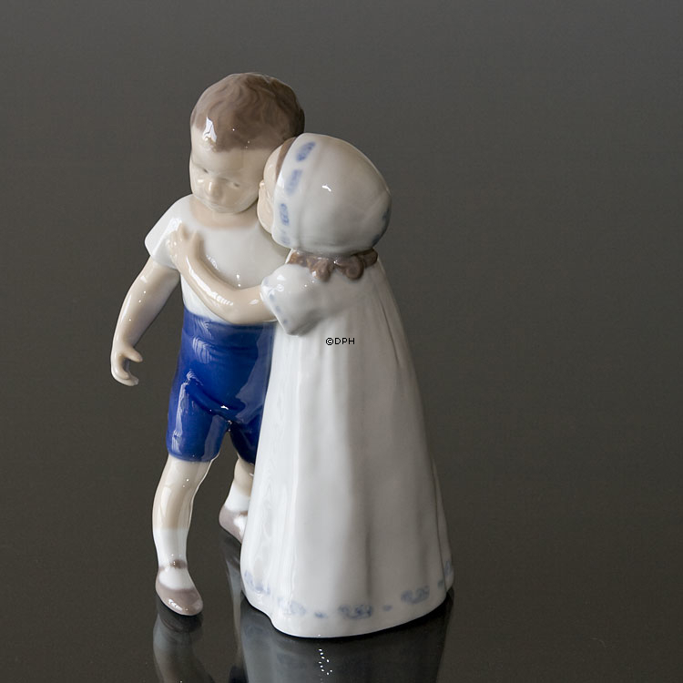 Forsmået kærlighed, Pige forsøger at kysse dreng, Bing & Grøndahl figur nr. 1614 eller 406