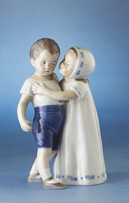 Forsmået kærlighed, Pige forsøger at kysse dreng, Bing & Grøndahl figur nr. 1614 eller 406
