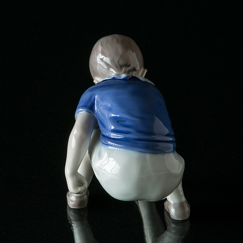 Dickie, Drengefigur, sidder på hug, Bing & Grøndahl figur nr. 1636 eller 412