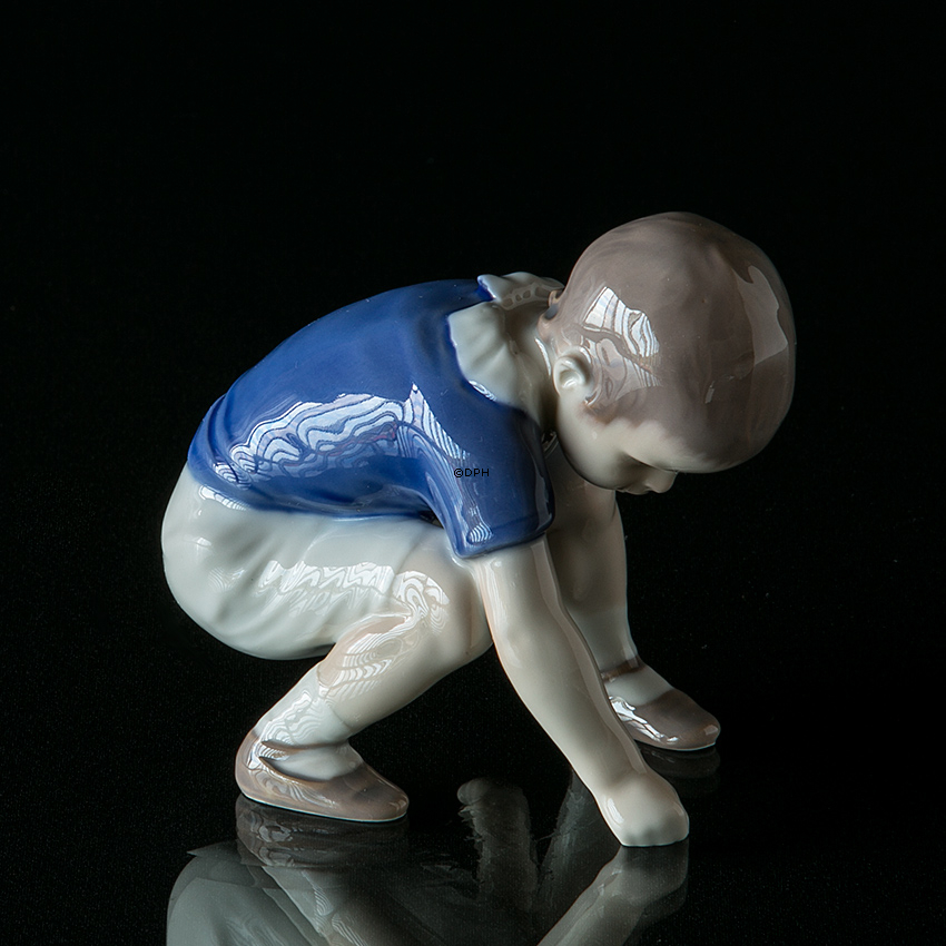 Dickie, Drengefigur, sidder på hug, Bing & Grøndahl figur nr. 1636 eller 412