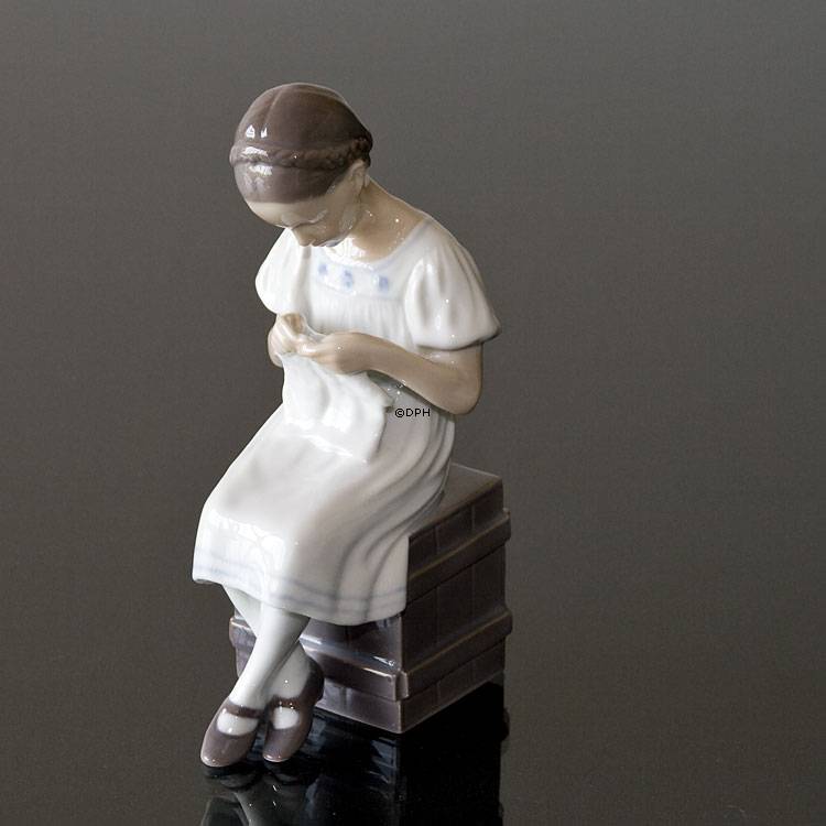 Strikkende Grethe, Pige der sidder og strikker, Bing & Grøndahl figur nr. 1656 eller 414