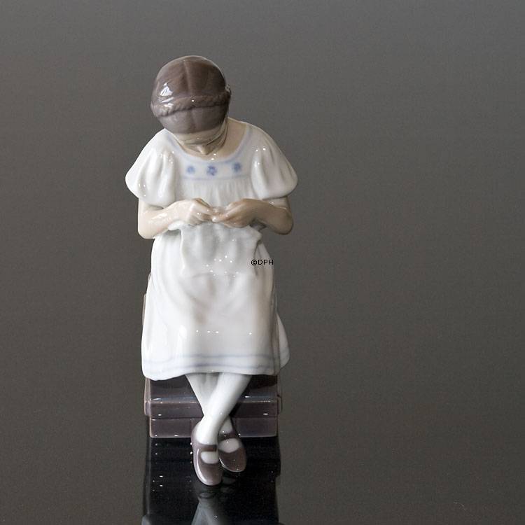 Strikkende Grethe, Pige der sidder og strikker, Bing & Grøndahl figur nr. 1656 eller 414