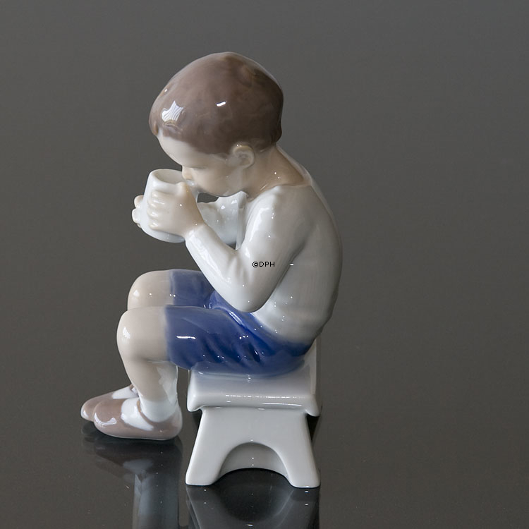 Victor, Siddende dreng der drikker mælk, dreng med kop, Bing & Grøndahl figur nr. 1713 eller 418