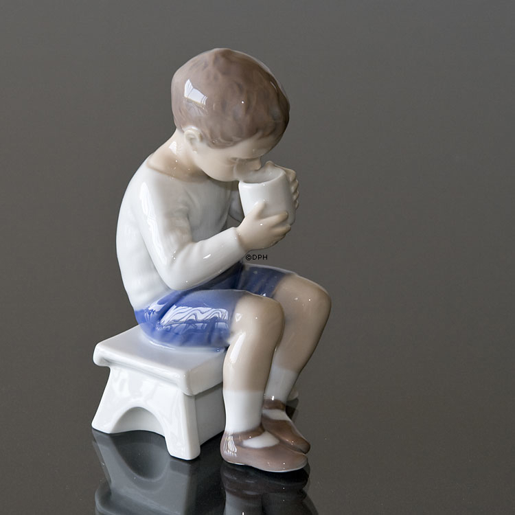 Victor, Siddende dreng der drikker mælk, dreng med kop, Bing & Grøndahl figur nr. 1713 eller 418
