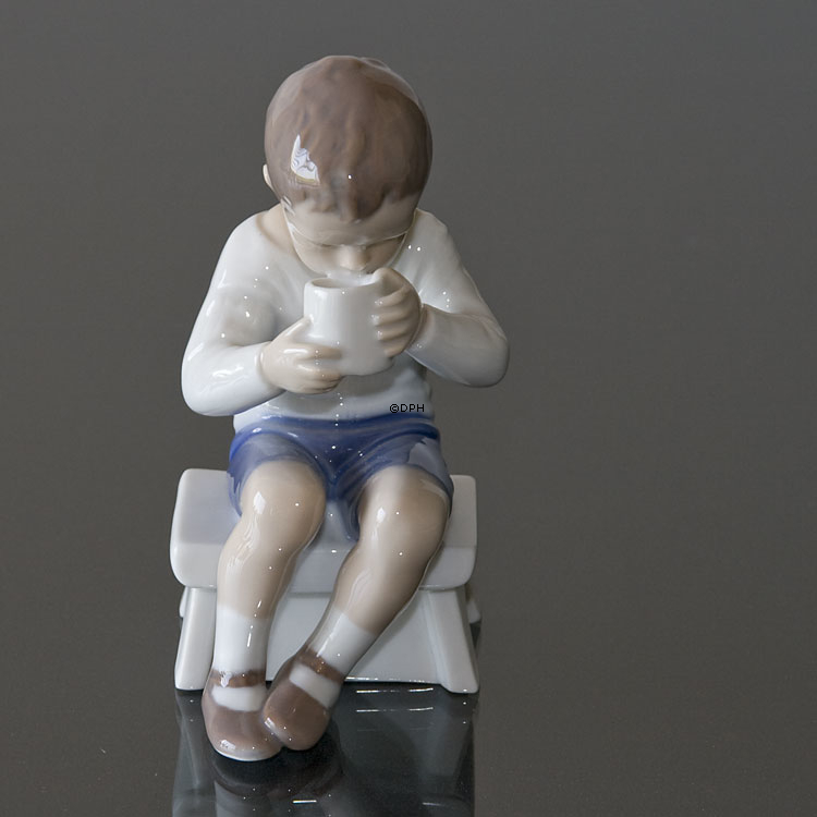 Victor, Siddende dreng der drikker mælk, dreng med kop, Bing & Grøndahl figur nr. 1713 eller 418