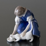 Nur ein Tropfen, Mädchen mit Katze, die Milch trinkt, Bing & Gröndahl Figur Nr. 1745 oder 421