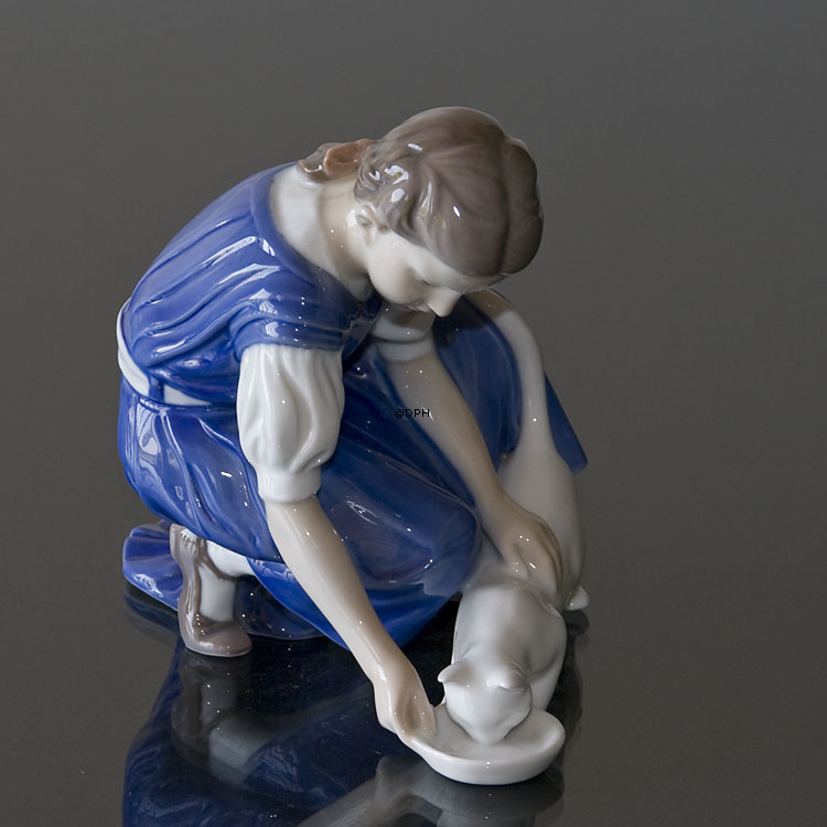 Pige med drikkende kat, Bing & Grøndahl figur nr. 1745 eller 421