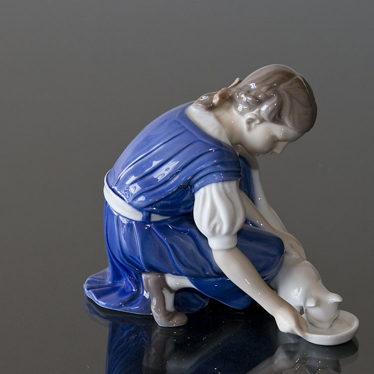 Pige med drikkende kat, Bing & Grøndahl figur nr. 1745 eller 421