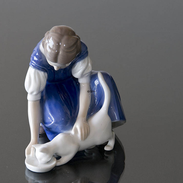 Pige med drikkende kat, Bing & Grøndahl figur nr. 1745 eller 421