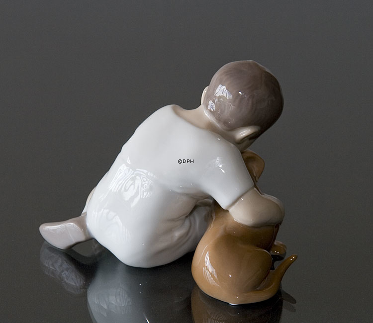 Dreng med Hund, Bing & Grøndahl figur nr. 1951 eller 440