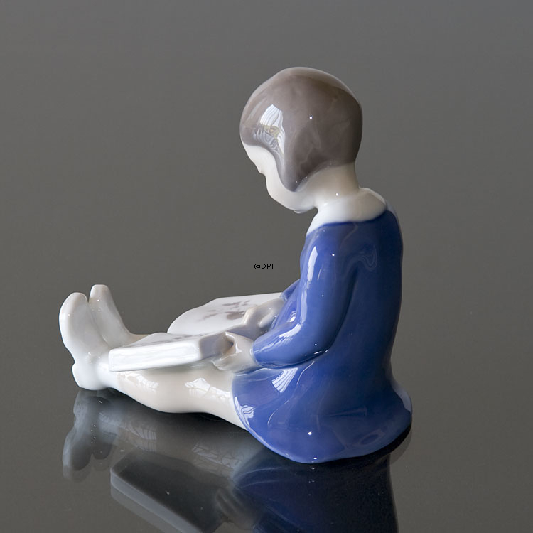 Min første bog, pige som læser i bog, Bing & Grøndahl figur nr. 2247 eller 467