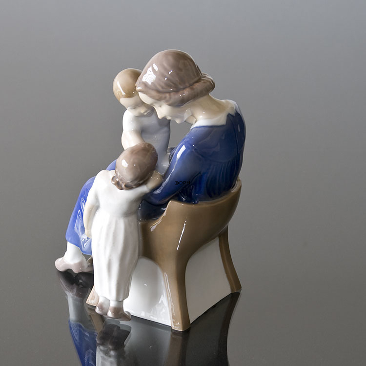 Trio, Mor med to børn, Bing & Grøndahl figur nr. 2262 eller 468