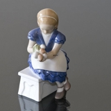 Ida's Flowers, Girl sitting with Flowers, Bing & grondahl figurine no. 2298 or 473