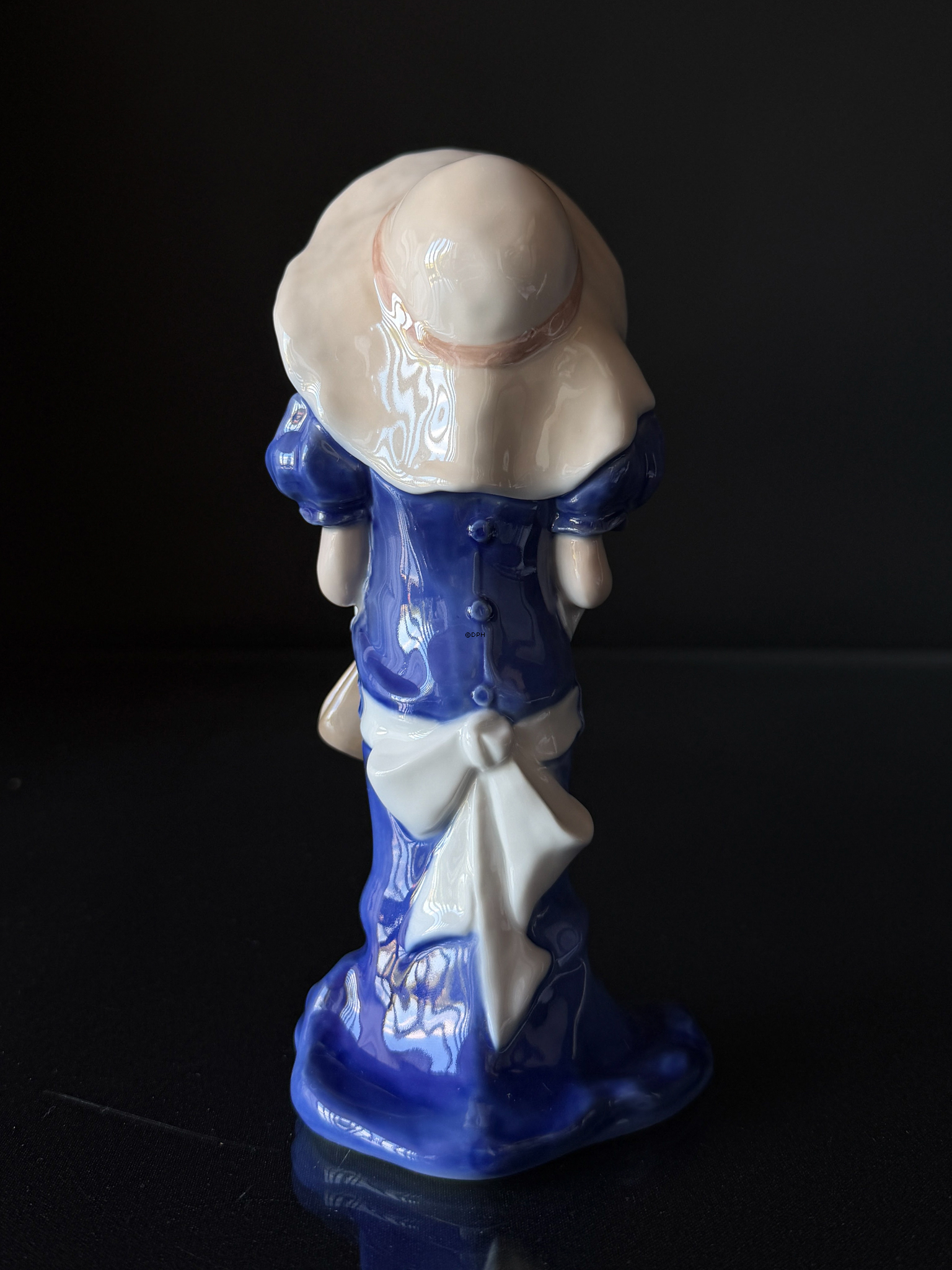 Den lille fine dame, Bing & Grøndahl, nr. 533 eller 2533