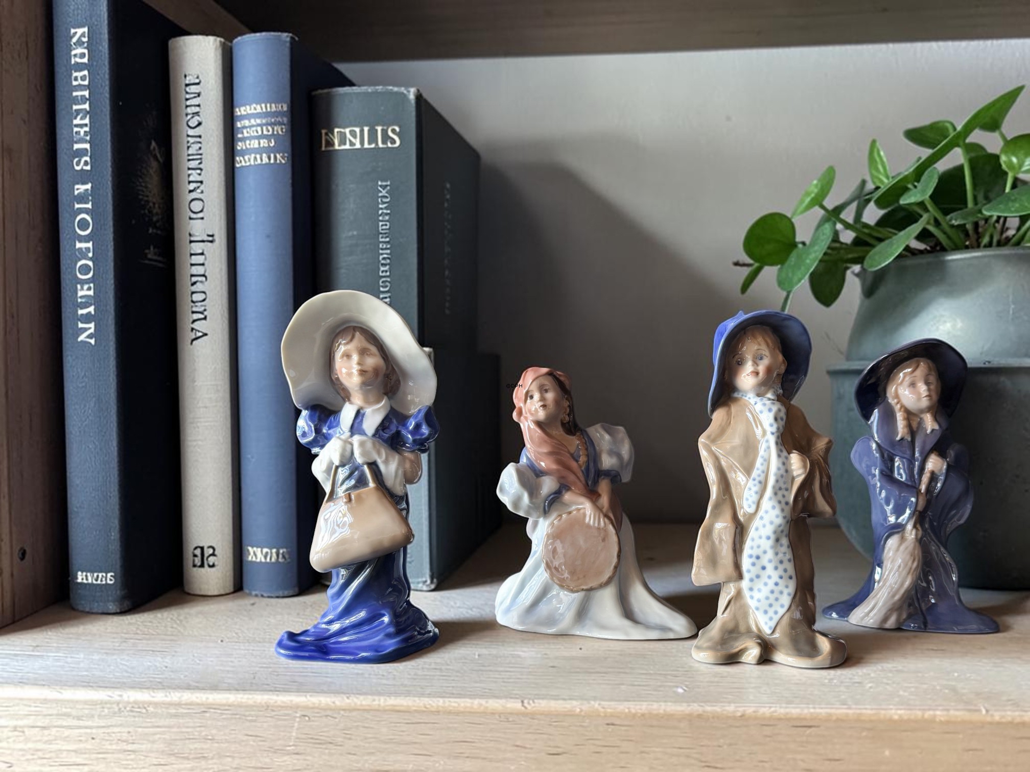 Den lille sigøjnerpige, Bing & Grøndahl, nr. 548 eller 2548
