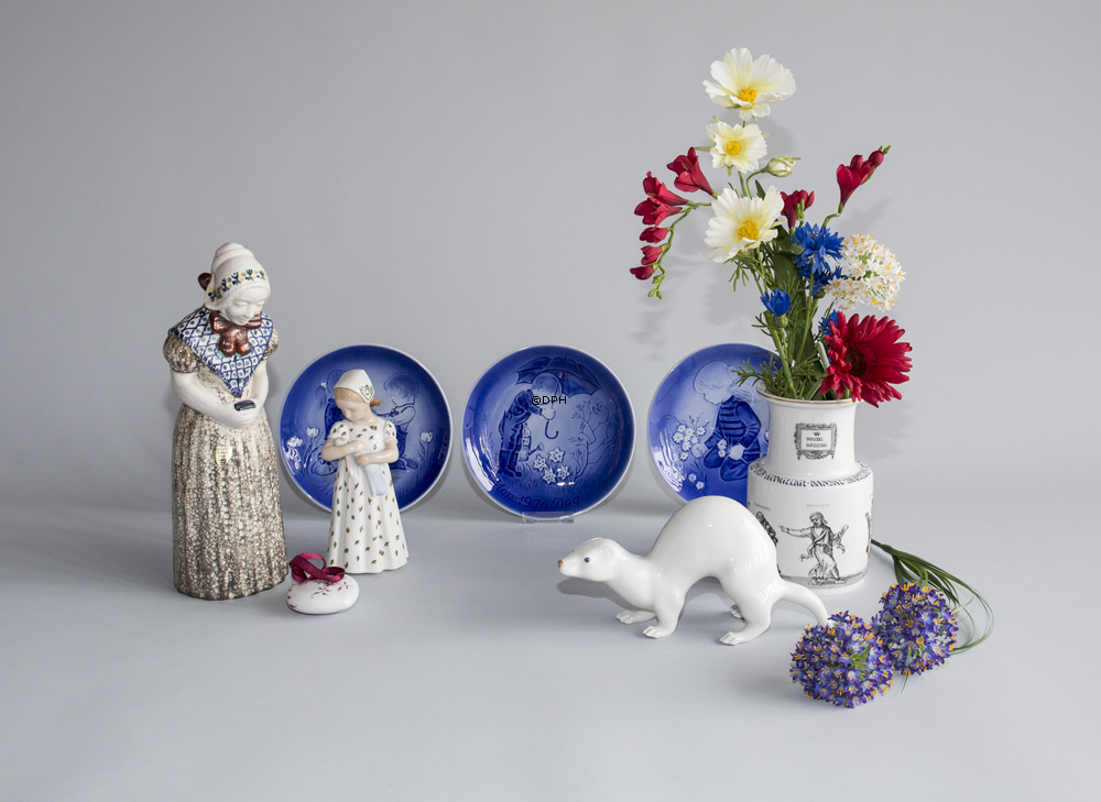 Mary, Pige med dukke, Bing & Grøndahl figur nr. 1721 eller 561