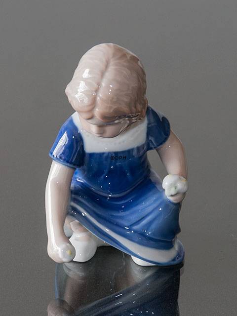 Else plukker blomster, Pige siddende på hug, Royal Copenhagen figur nr. 672