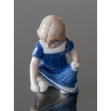 Else plukker blomster, Pige siddende på hug, Royal Copenhagen figur nr. 672