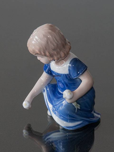 Else plukker blomster, Pige siddende på hug, Royal Copenhagen figur nr. 672