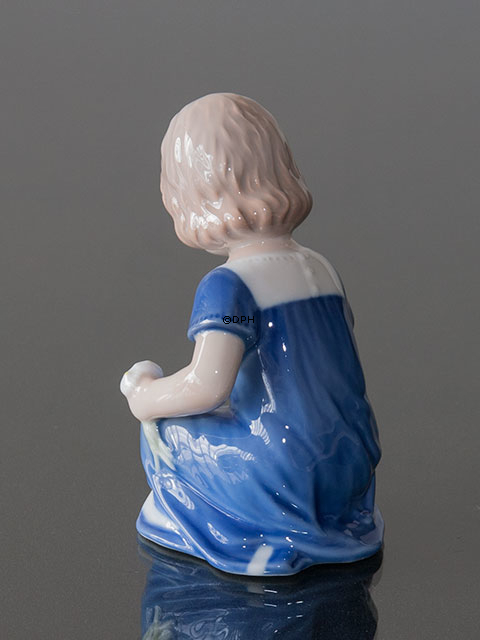 Else plukker blomster, Pige siddende på hug, Royal Copenhagen figur nr. 672