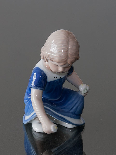 Else plukker blomster, Pige siddende på hug, Royal Copenhagen figur nr. 672