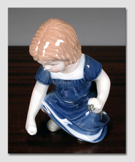 Else plukker blomster, Pige siddende på hug, Royal Copenhagen figur nr. 672