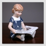 Else læser, Pige siddende med bog, Royal Copenhagen figur nr. 674