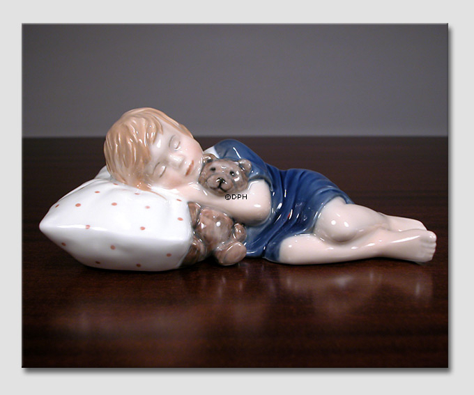 Else sover, Pige liggende med bamse, Royal Copenhagen figur nr. 675