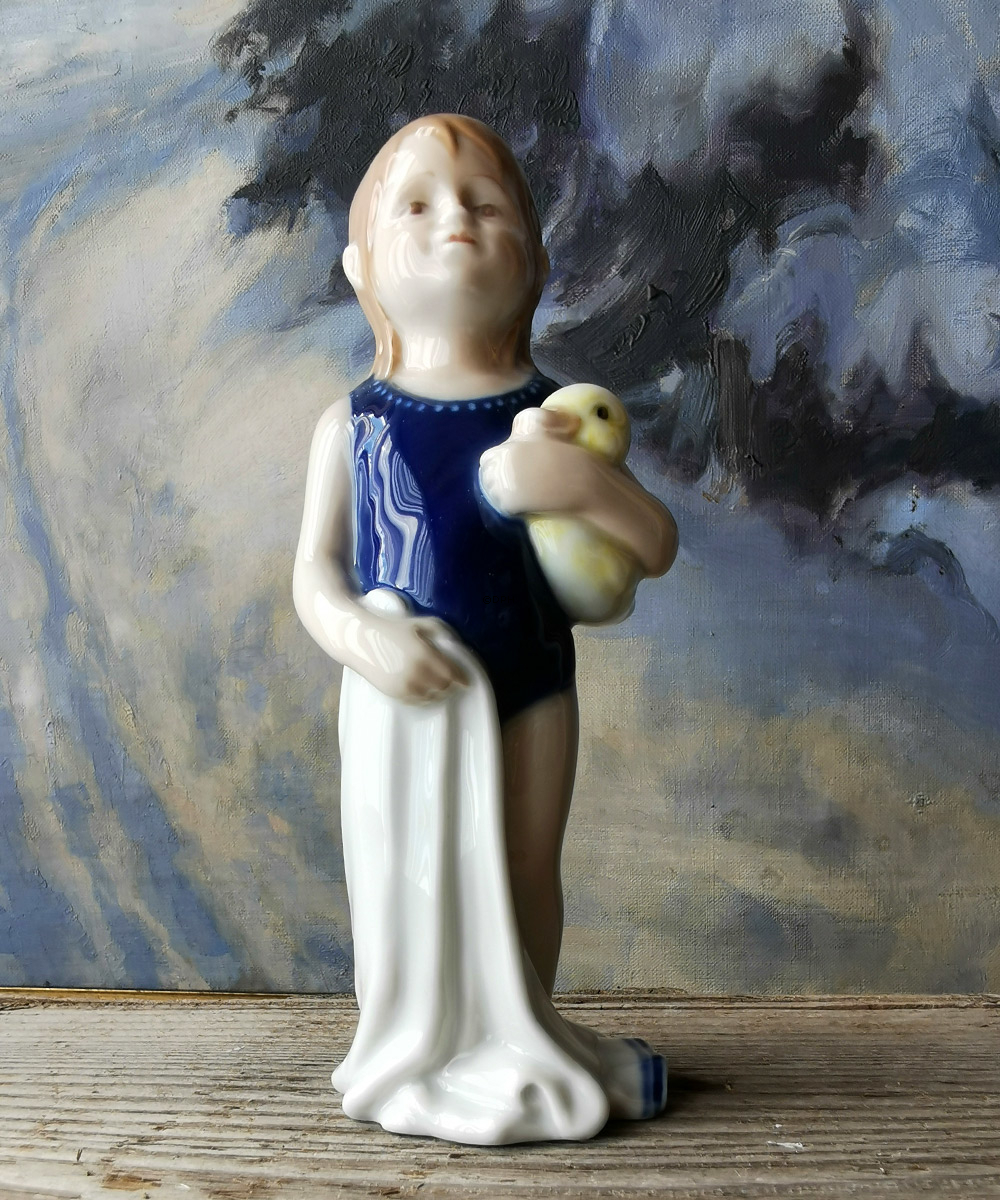 Else i badedragt, Pige stående i badedragt Royal Copenhagen figur nr. 678