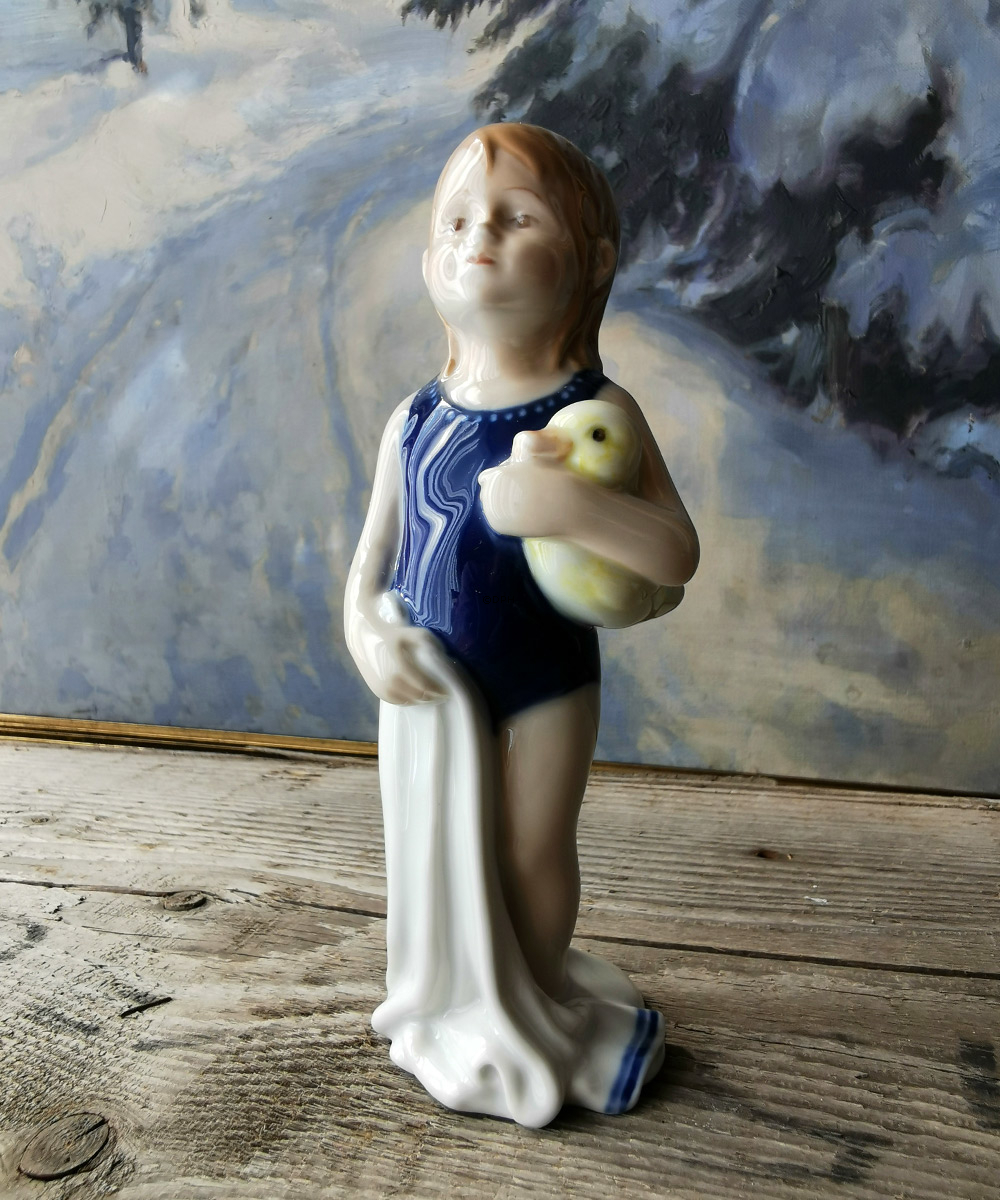Else i badedragt, Pige stående i badedragt Royal Copenhagen figur nr. 678