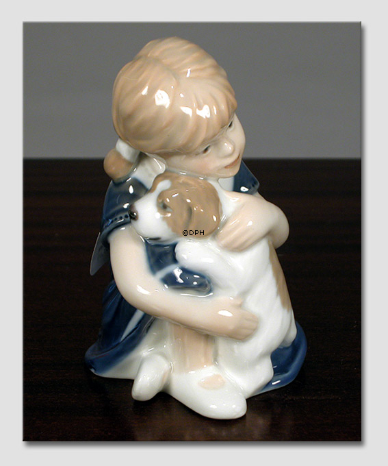 Else med hundehvalp, Pige siddende med hund, Royal Copenhagen figur nr. 679