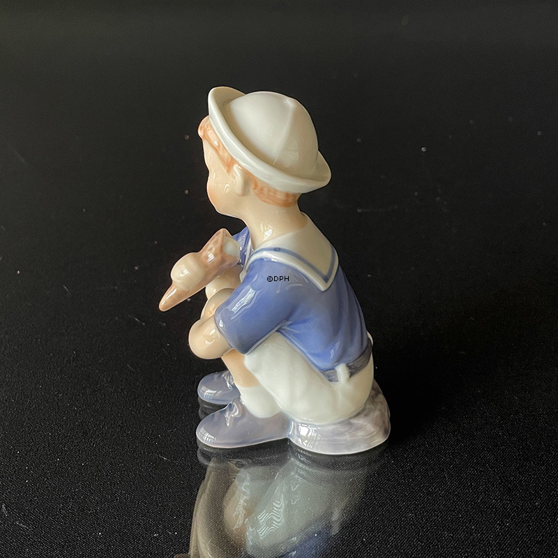 Jens med Isvaffel, Royal Copenhagen figur nr. 680