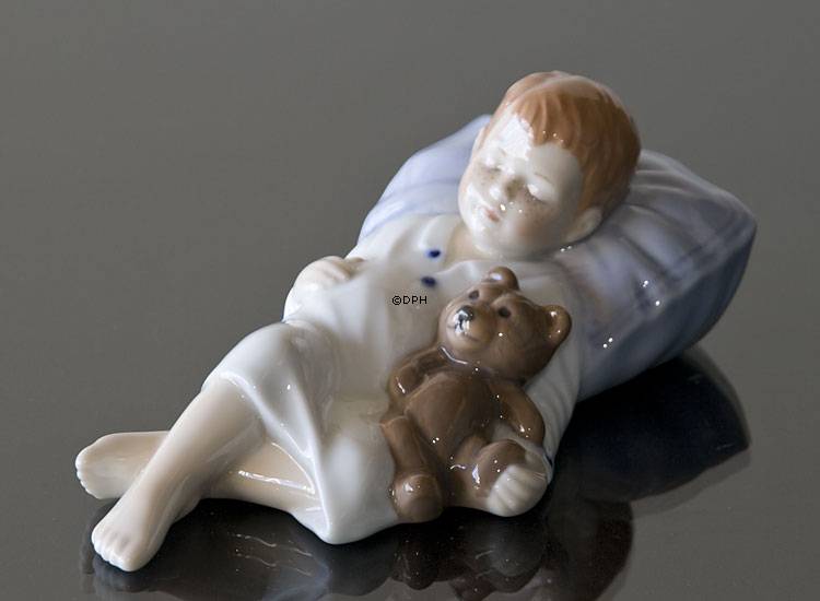 Jens sovende, Dreng sover med bamse, Royal Copenhagen figur nr. 681
