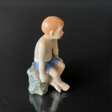 Jens sitzt auf einem Felsen, Der kleine Strandlöwe, Royal Copenhagen Figur Nr. 682