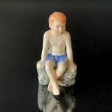 Jens sitzt auf einem Felsen, Der kleine Strandlöwe, Royal Copenhagen Figur Nr. 682