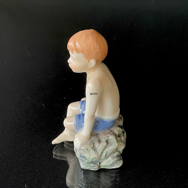 Jens som sidder på sten, Royal Copenhagen figur nr. 682
