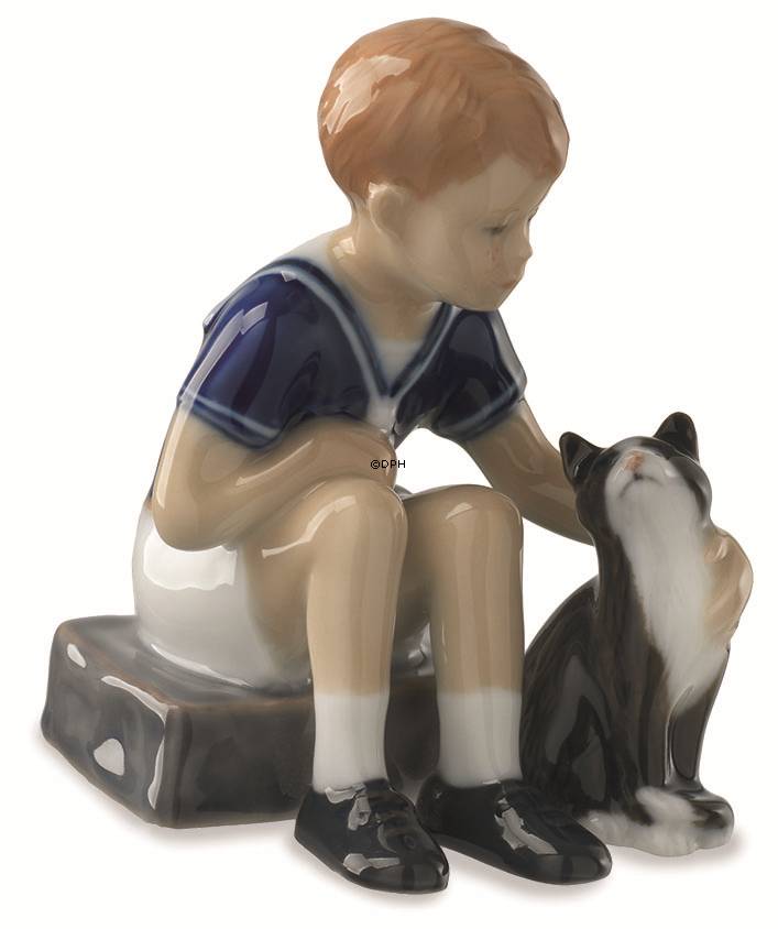 Jens med sin kat Felix, Royal Copenhagen figur nr. 684
