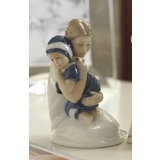 Else omfavner sin mor, Royal Copenhagen figur nr. 690