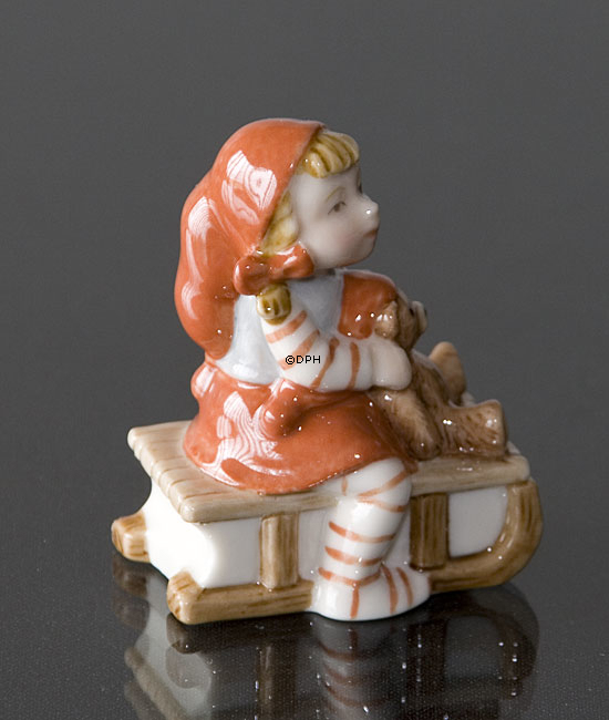 Royal Copenhagen nissefigur nr. 764, nissepige på kælk